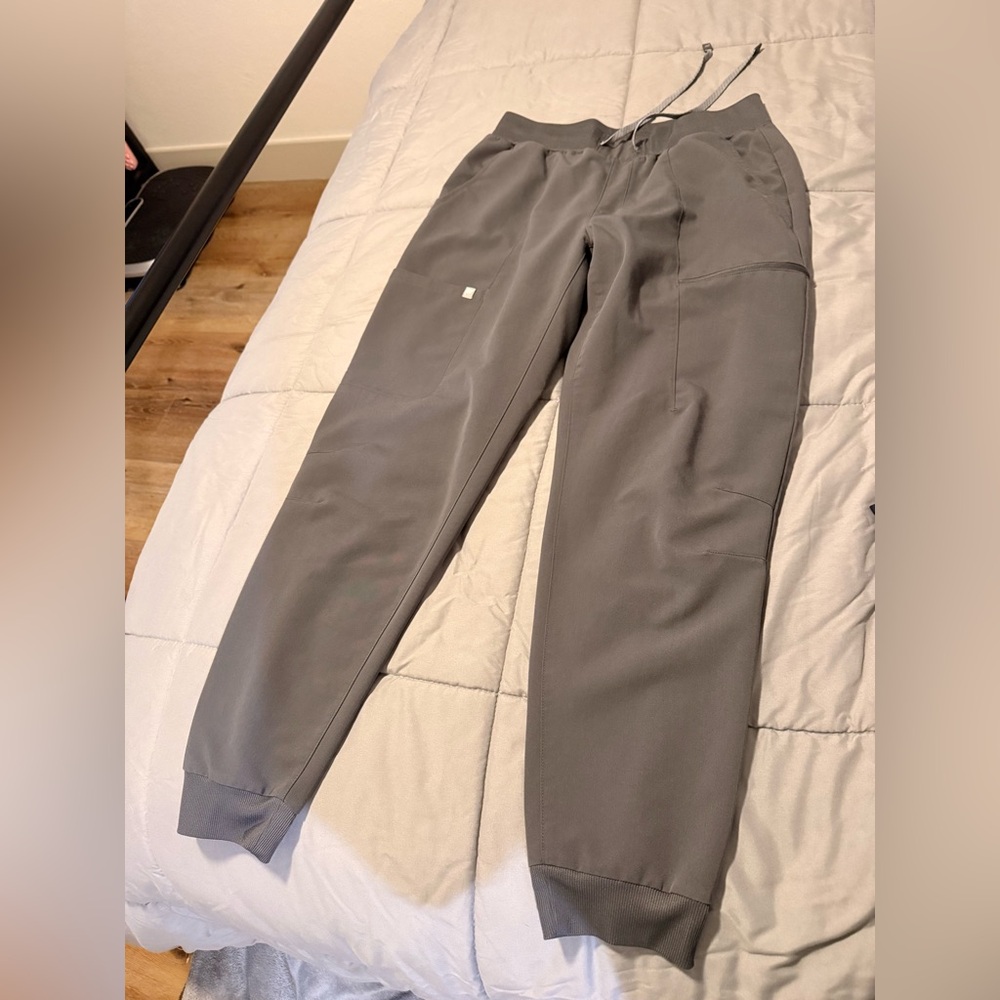 Fabletics Scrub Set Onyx Color - Picture 4 of 12